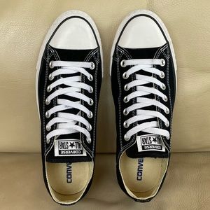 Chuck Taylor All Star Classic, black.
UNISEX LOW TOP SHOE, Size 9